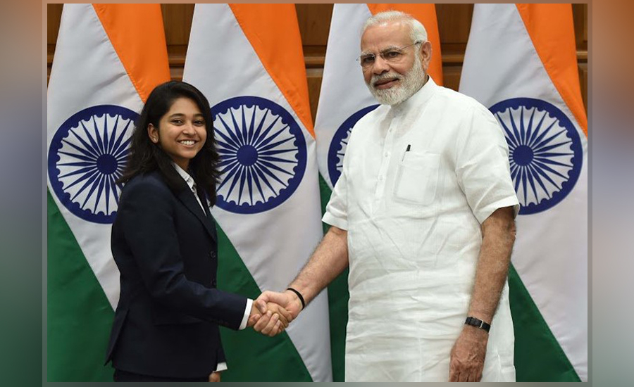 The Teenage Shooter challenged herself & won Silver at CWG under guidance of coach Joydeep Karmakar – Know the shots of Mehuli Ghosh